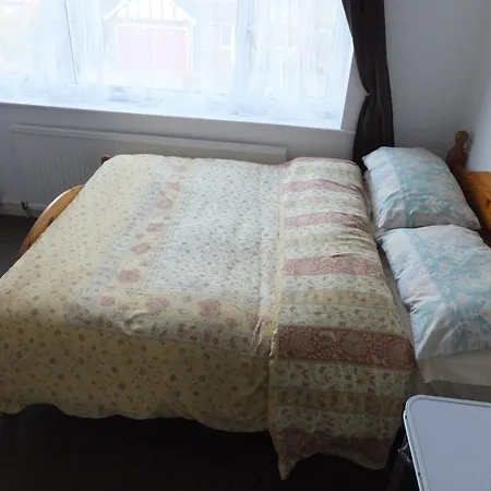 Many Worlds Meet: Spacious Family Stay near Wimbledon & London Croydon Exterior photo