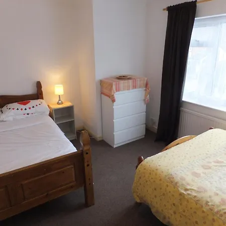 Many Worlds Meet: Spacious Family Stay near Wimbledon & London Croydon Exterior photo