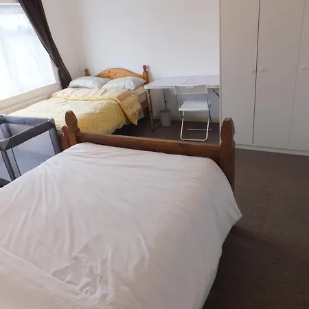 Many Worlds Meet: Spacious Family Stay near Wimbledon & London Croydon Exterior photo