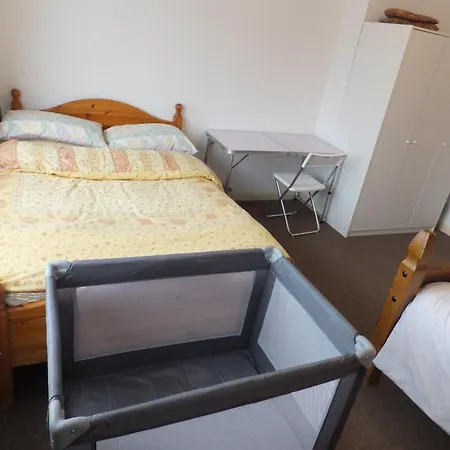 Many Worlds Meet: Spacious Family Stay near Wimbledon & London Croydon Exterior photo