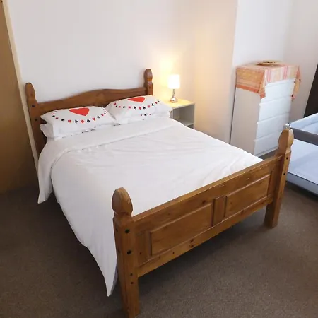 Many Worlds Meet: Spacious Family Stay near Wimbledon & London Croydon Exterior photo
