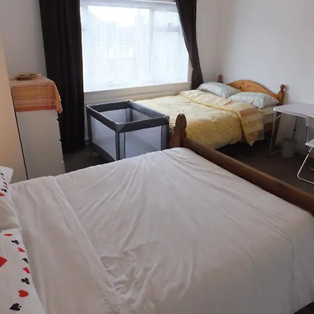 Many Worlds Meet: Spacious Family Stay near Wimbledon & London Croydon Exterior photo