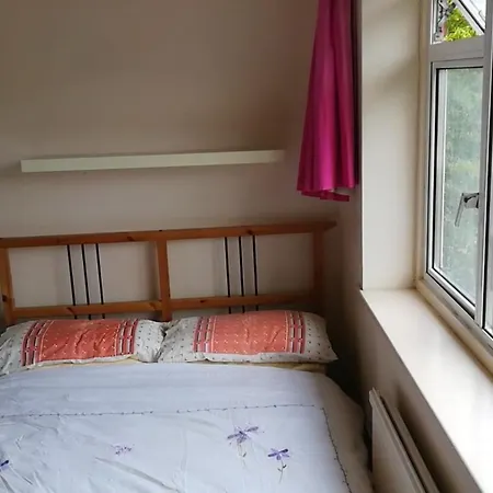 Many Worlds Meet: Spacious Family Stay near Wimbledon & London Croydon Exterior photo