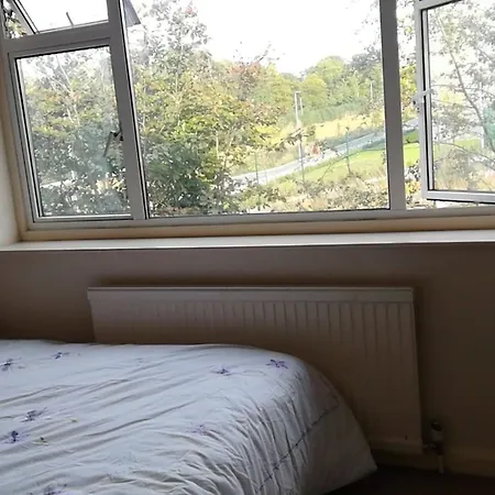 Many Worlds Meet: Spacious Family Stay near Wimbledon & London Croydon Exterior photo