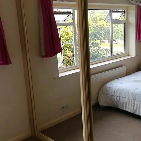 Many Worlds Meet: Spacious Family Stay near Wimbledon & London Croydon Room photo
