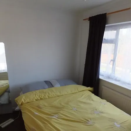 Many Worlds Meet: Spacious Family Stay near Wimbledon & London Croydon Room photo