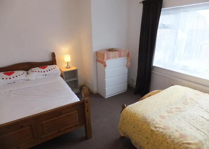 Many Worlds Meet - Eurostar, Wimbledon 30 Mins, Central London, Gatwick 15 Mins - Spacious, Sleeps Up To 16 Plus Cot - Free Wifi, Parking - Next To Lloyd Park, Great For Families, Walkers, Relocators - Ideal For Contractors
