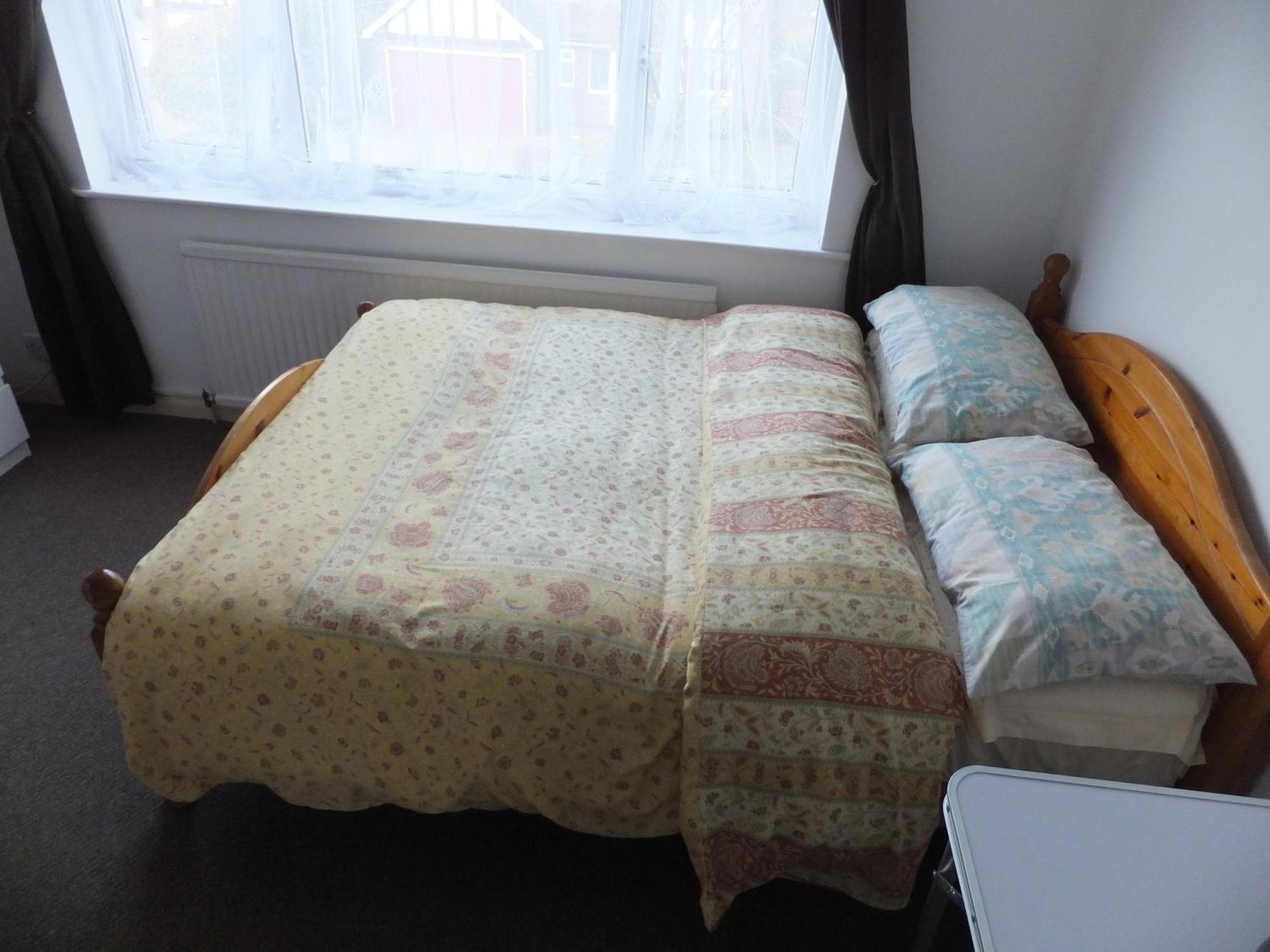 Many Worlds Meet - Eurostar, Wimbledon 30 Mins, London, Gatwick 15 Mins - Spacious, Sleeps Up To 16 Cot - Free Wifi, Parking - Next To Lloyd Park, Great For Families, Walkers, Relocators - Ideal For Contractors Quarto em Acomodações Particulares