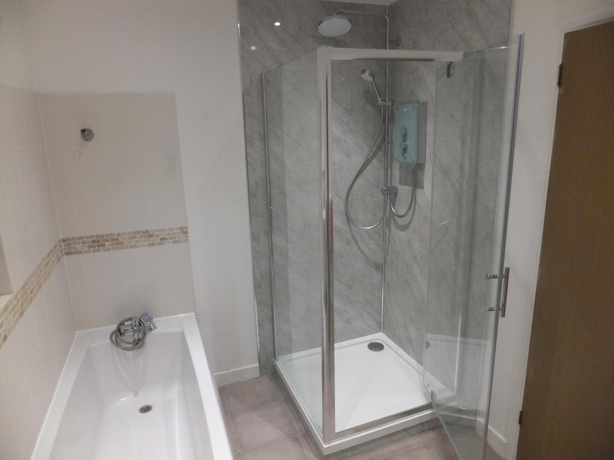 Quarto em Acomodações Particulares Many Worlds Meet - Eurostar, Wimbledon 30 Mins, London, Gatwick 15 Mins - Spacious, Sleeps Up To 16 Cot - Free Wifi, Parking - Next To Lloyd Park, Great For Families, Walkers, Relocators - Ideal For Contractors