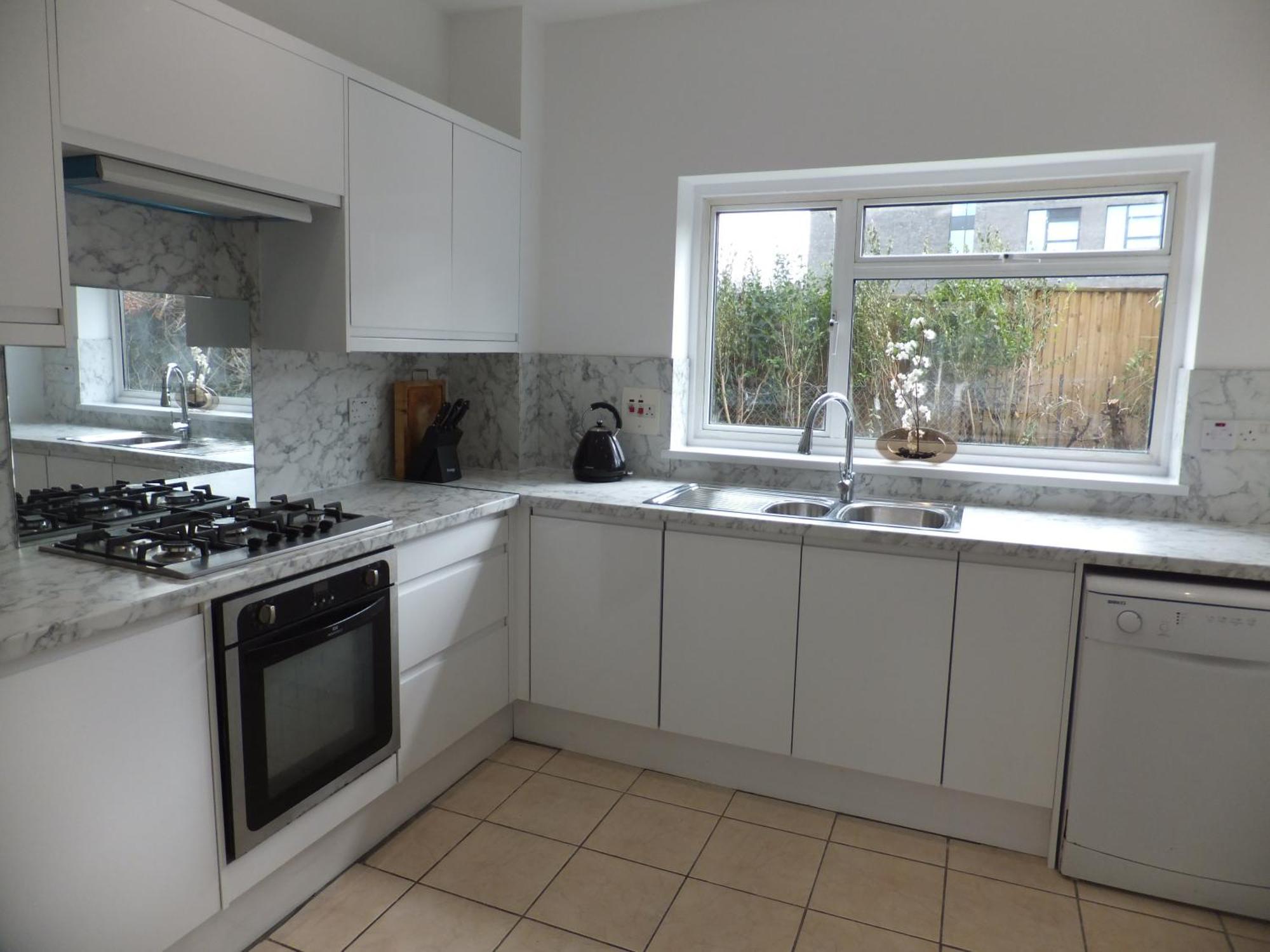 Many Worlds Meet: Spacious Family Near Wimbledon & London Homestay *