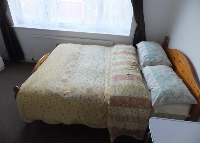 Many Worlds Meet - Eurostar, Wimbledon 30 Mins, Central London, Gatwick 15 Mins - Spacious, Sleeps Up To 16 Plus Cot - Free Wifi, Parking - Next To Lloyd Park, Great For Families, Walkers, Relocators - Ideal For Contractors