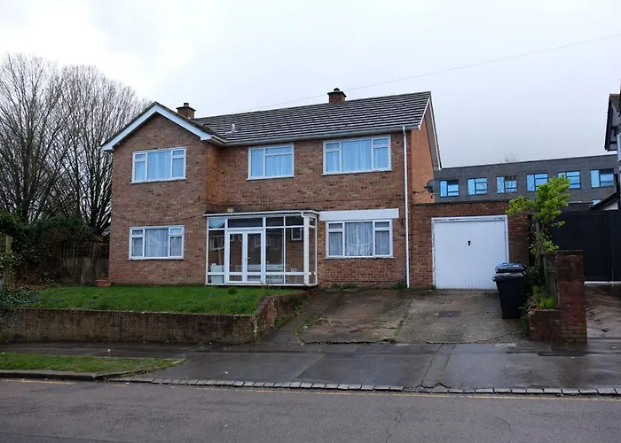 Many Worlds Meet - Eurostar, Wimbledon 30 Mins, Central London, Gatwick 15 Mins - Spacious, Sleeps Up To 16 Plus Cot - Free Wifi, Parking - Next To Lloyd Park, Great For Families, Walkers, Relocators - Ideal For Contractors