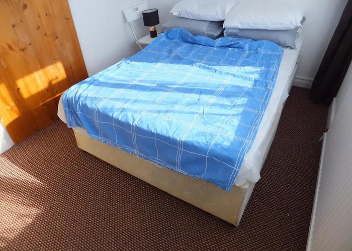Many Worlds Meet - Eurostar, Wimbledon 30 Mins, Central London, Gatwick 15 Mins - Spacious, Sleeps Up To 16 Plus Cot - Free Wifi, Parking - Next To Lloyd Park, Great For Families, Walkers, Relocators - Ideal For Contractors