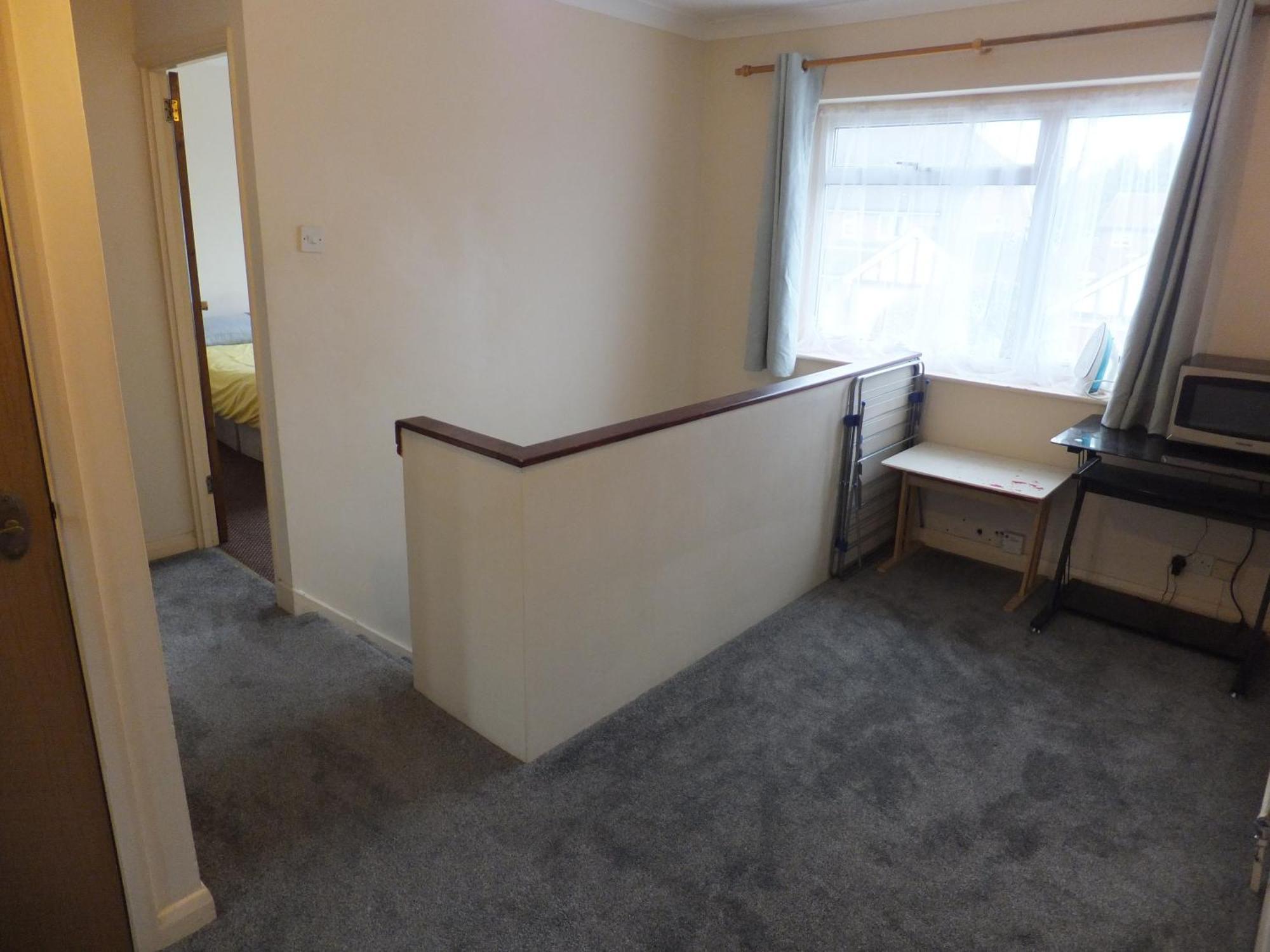 Many Worlds Meet: Spacious Family Near Wimbledon & London Croydon