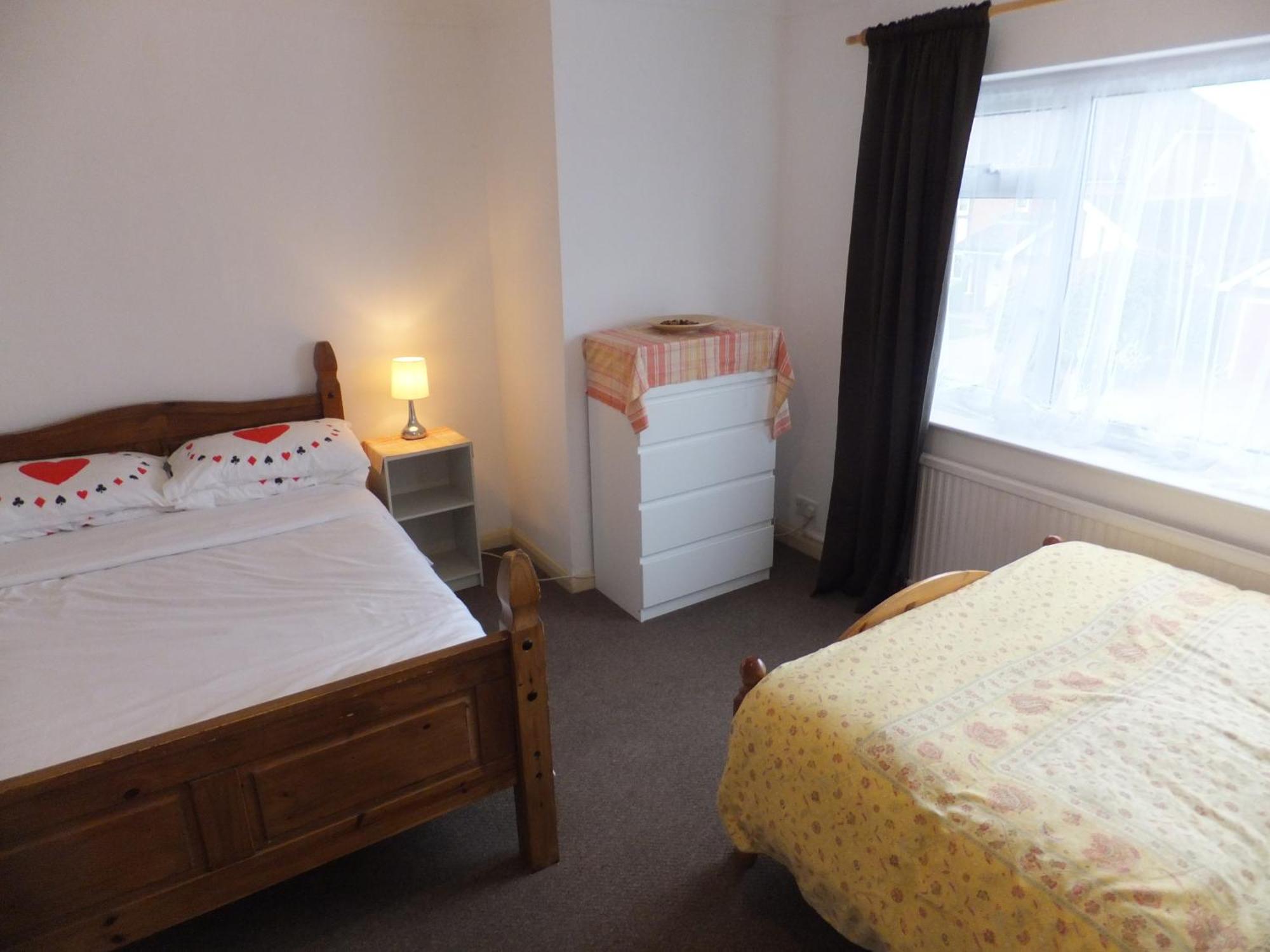 Many Worlds Meet: Spacious Family Near Wimbledon & London Homestay *