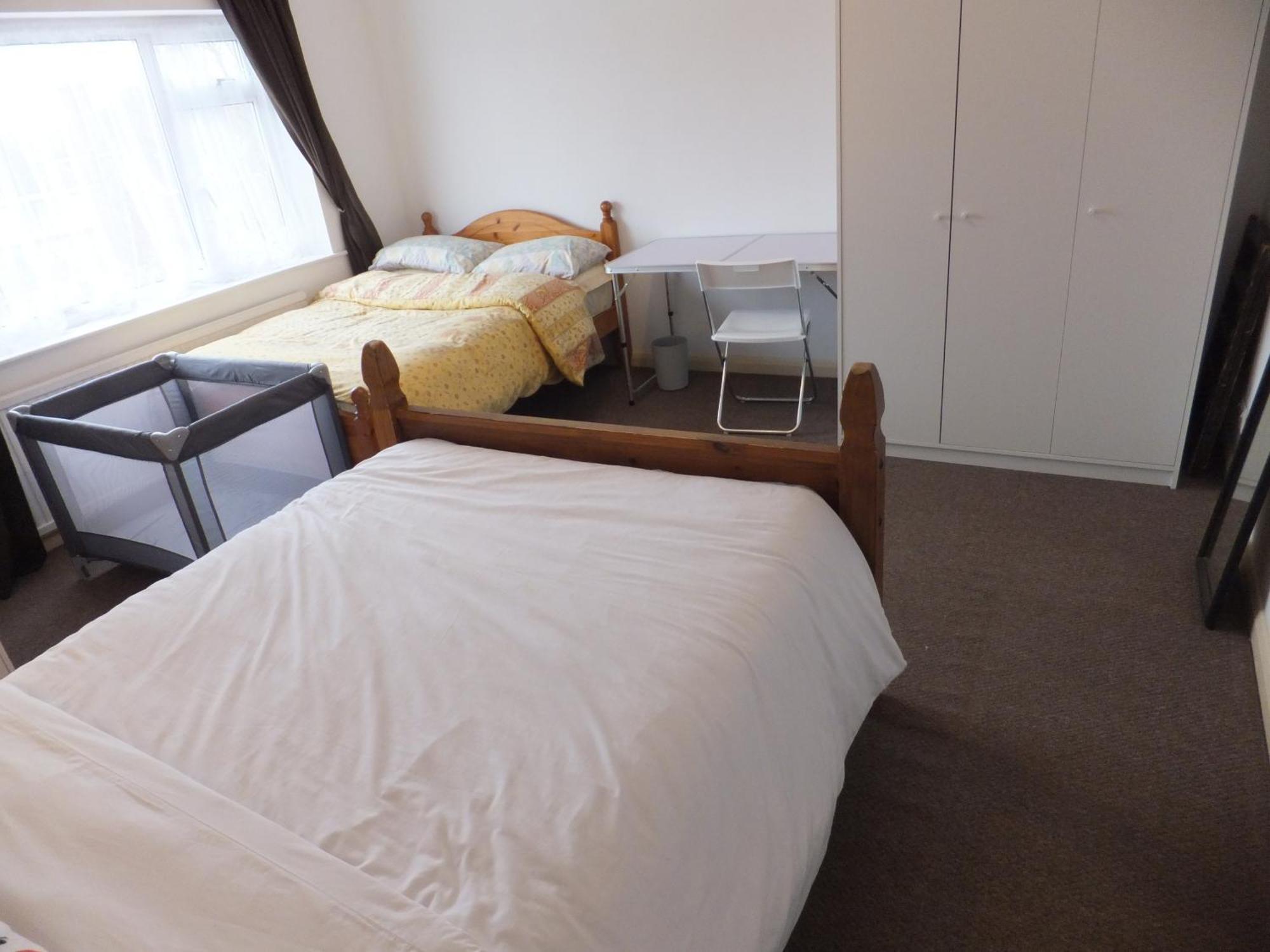 Many Worlds Meet: Spacious Family Near Wimbledon & London Homestay *