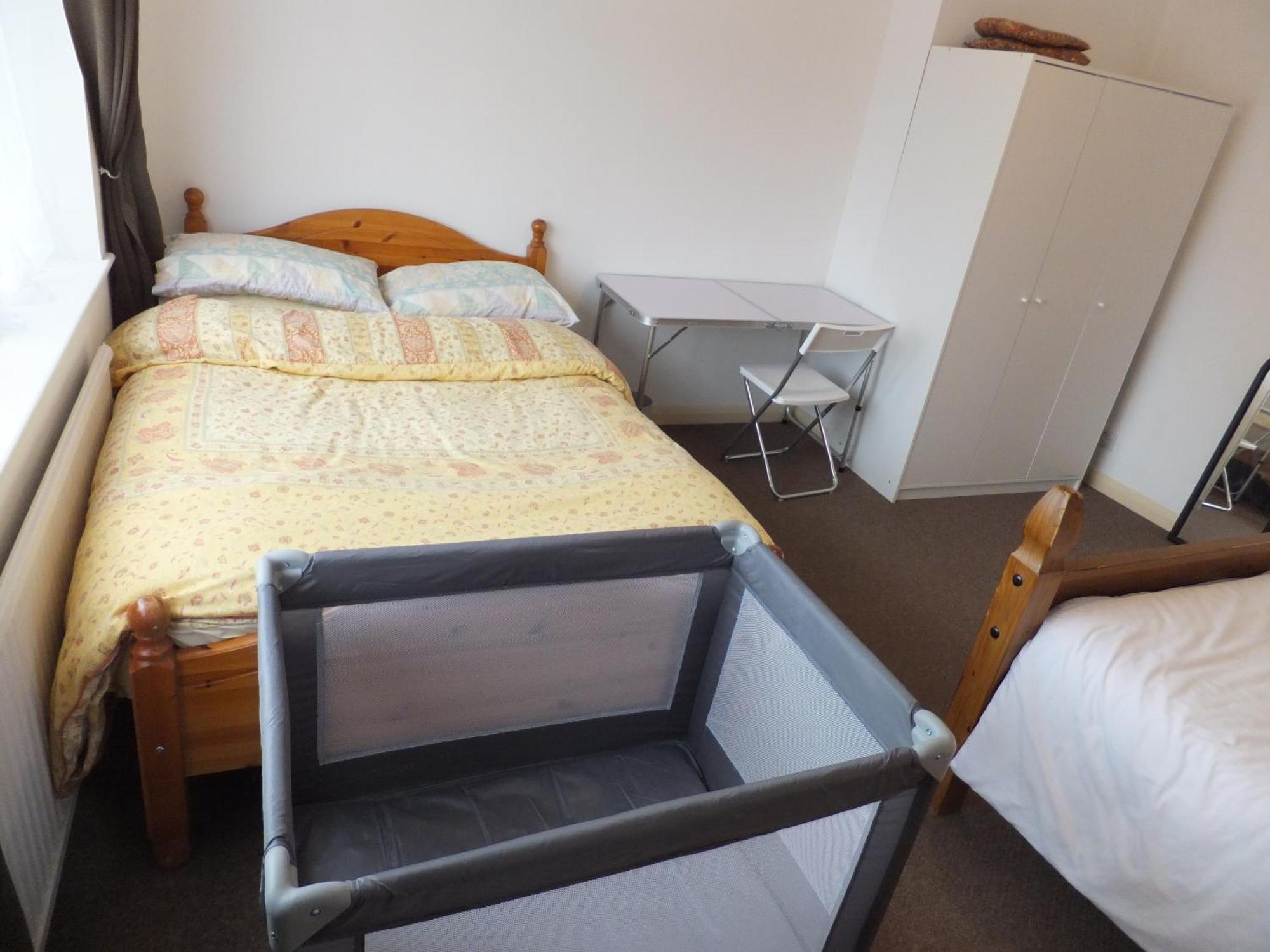 Many Worlds Meet: Spacious Family Near Wimbledon & London Croydon