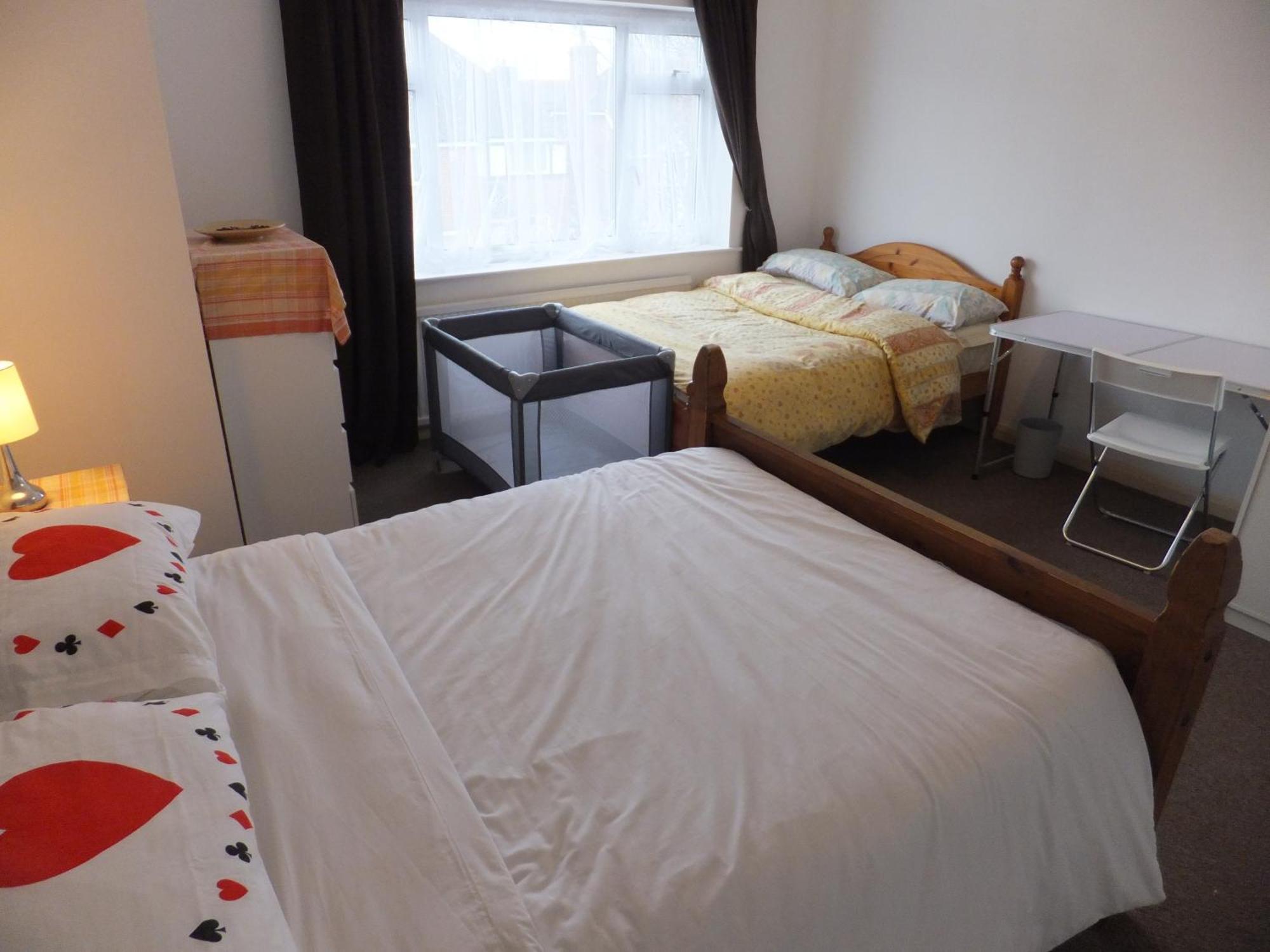 Homestay Many Worlds Meet: Spacious Family Near Wimbledon & London