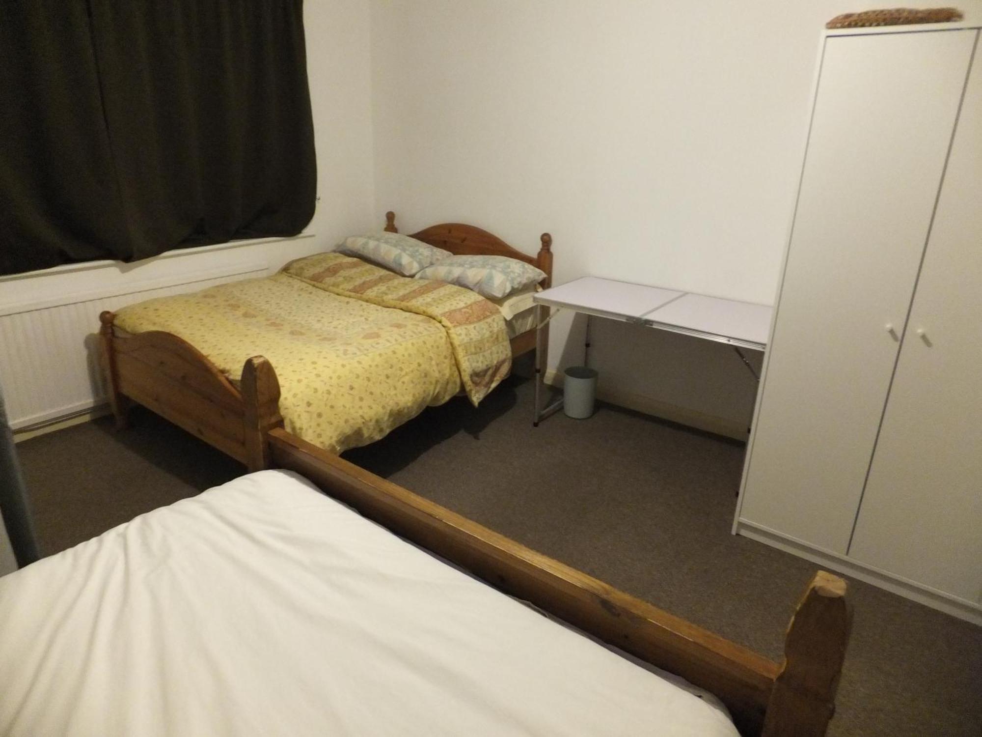 Homestay Many Worlds Meet: Spacious Family Near Wimbledon & London