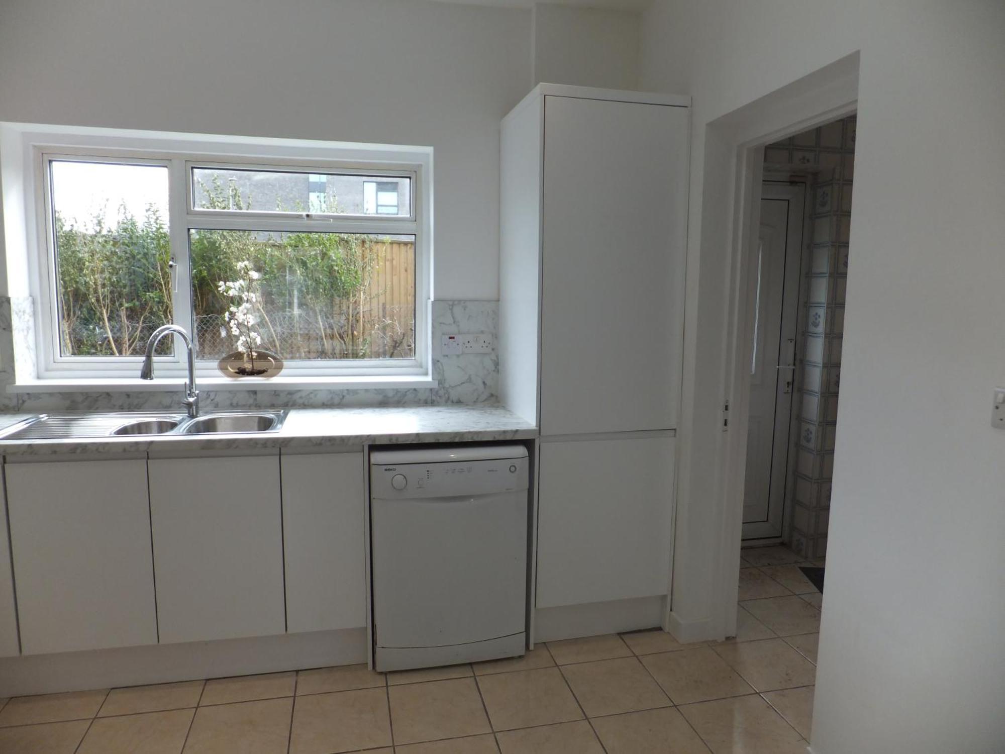 Many Worlds Meet: Spacious Family Near Wimbledon & London Homestay