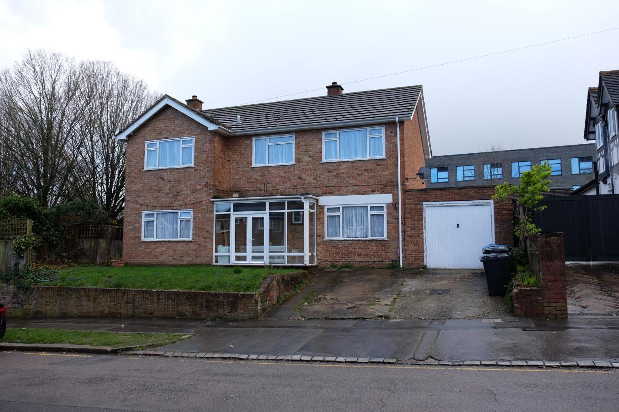 Many Worlds Meet: Spacious Family Near Wimbledon & London Croydon