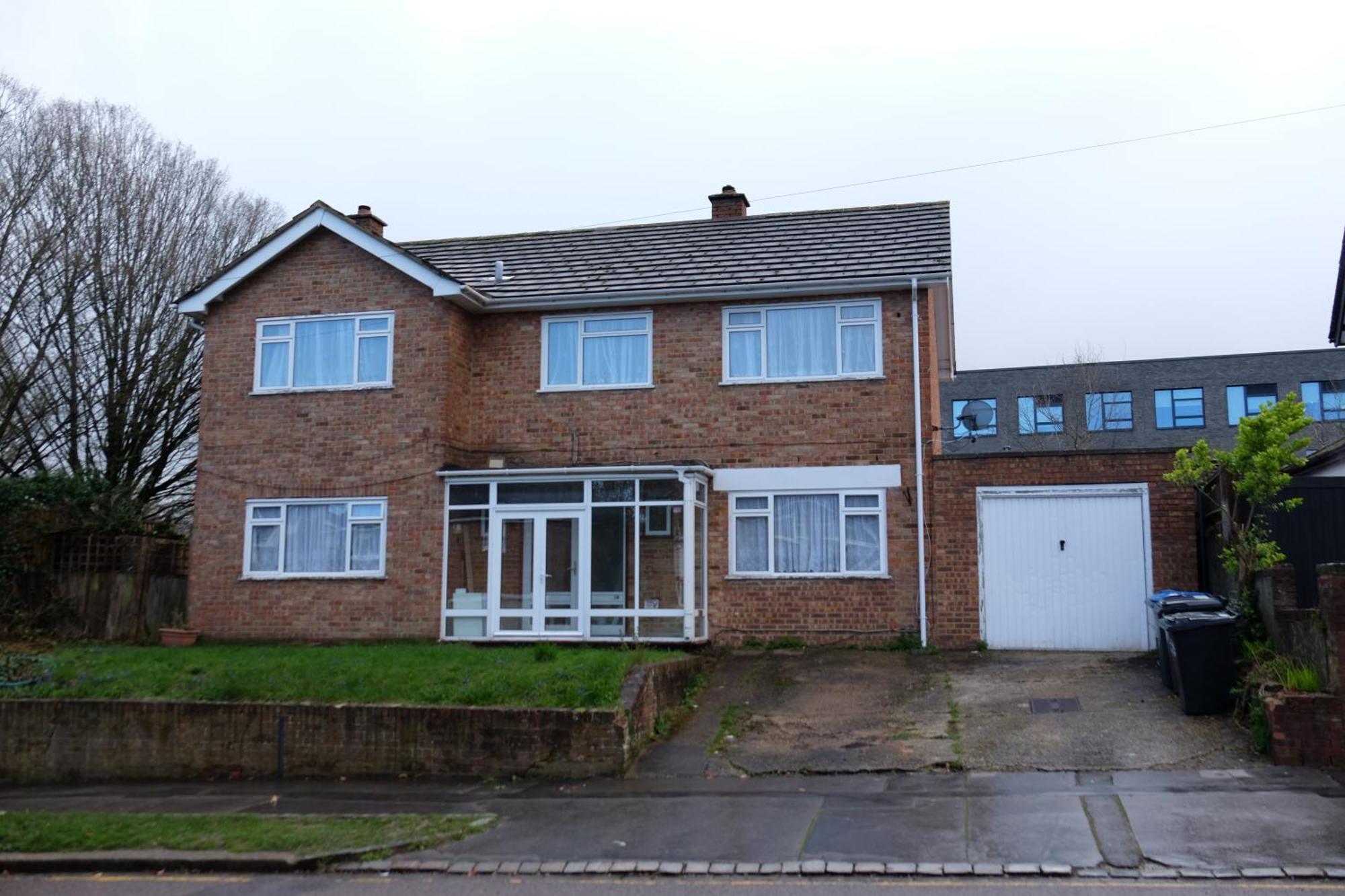 Many Worlds Meet: Spacious Family Near Wimbledon & London