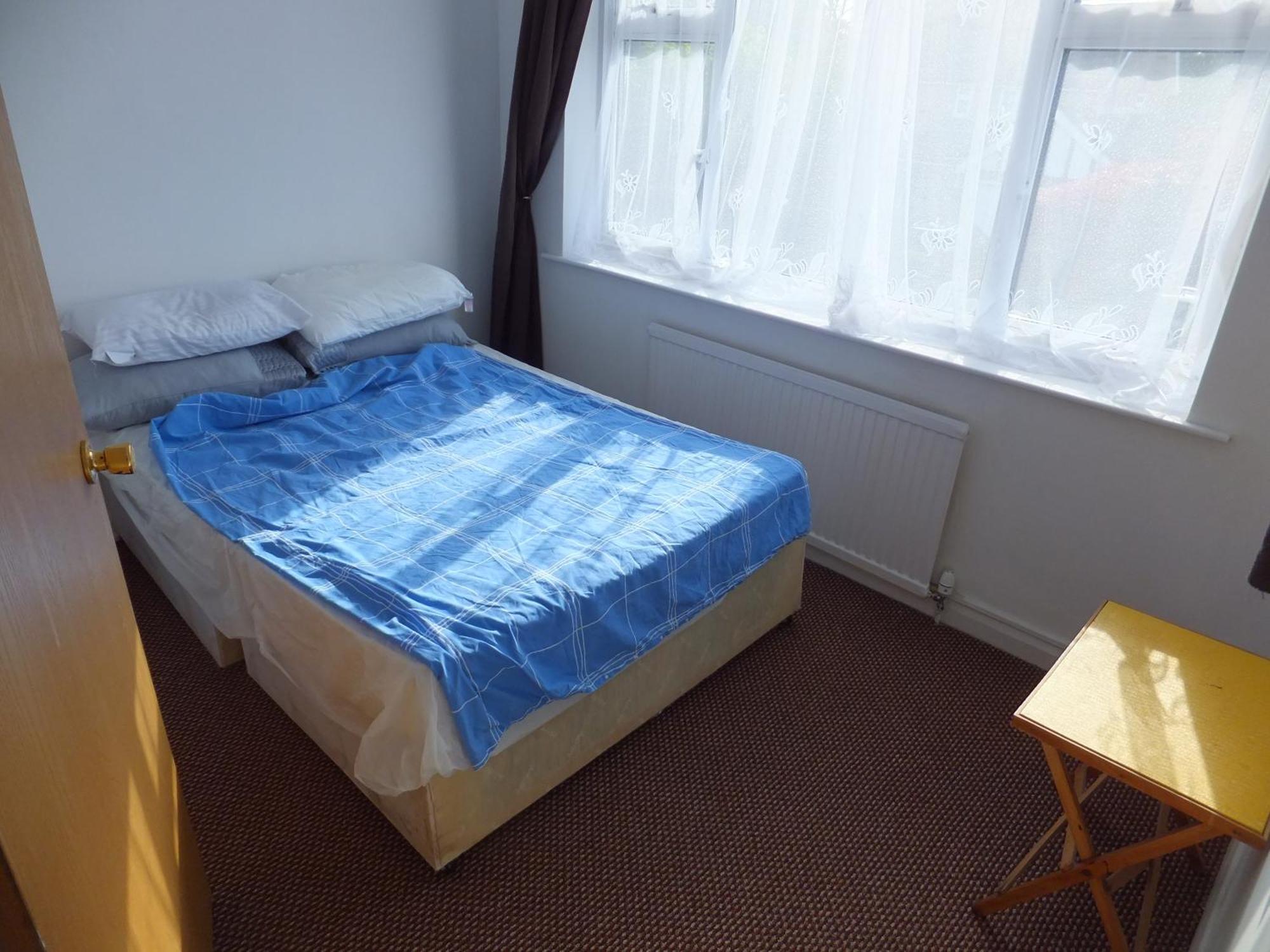 Many Worlds Meet: Spacious Family Near Wimbledon & London Croydon