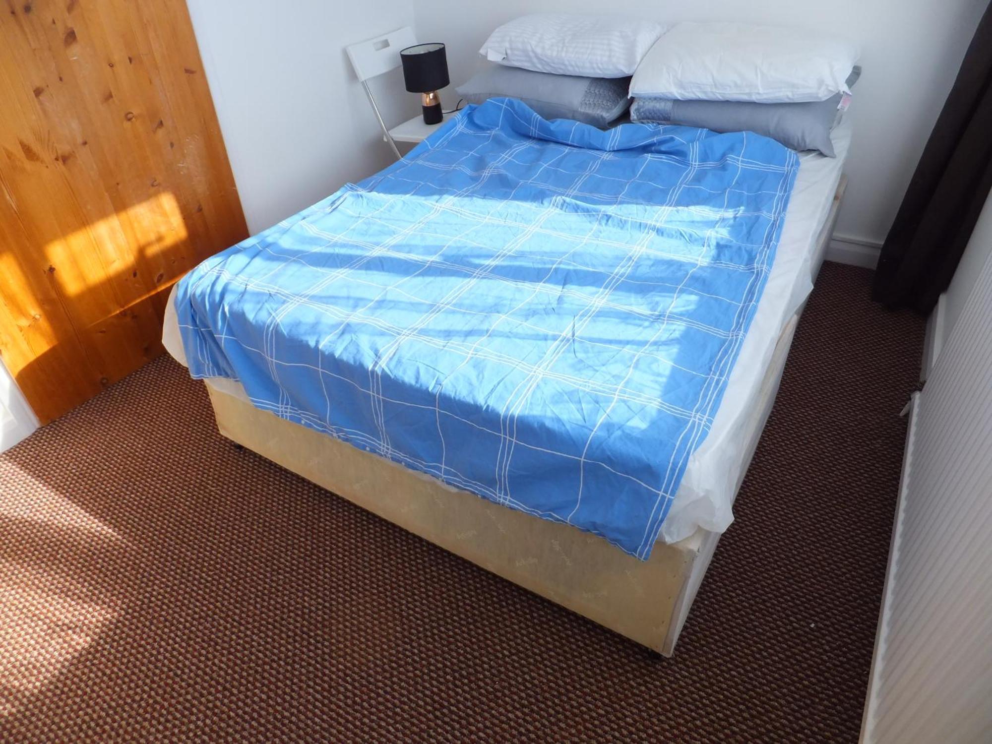 Many Worlds Meet: Spacious Family Near Wimbledon & London